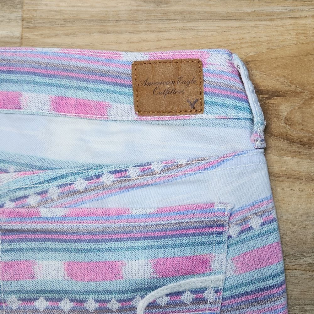 🔹️American Eagle Pink & Blue Aztec Print Raw Hem Shorts Size 4 - Picture 5 of 10